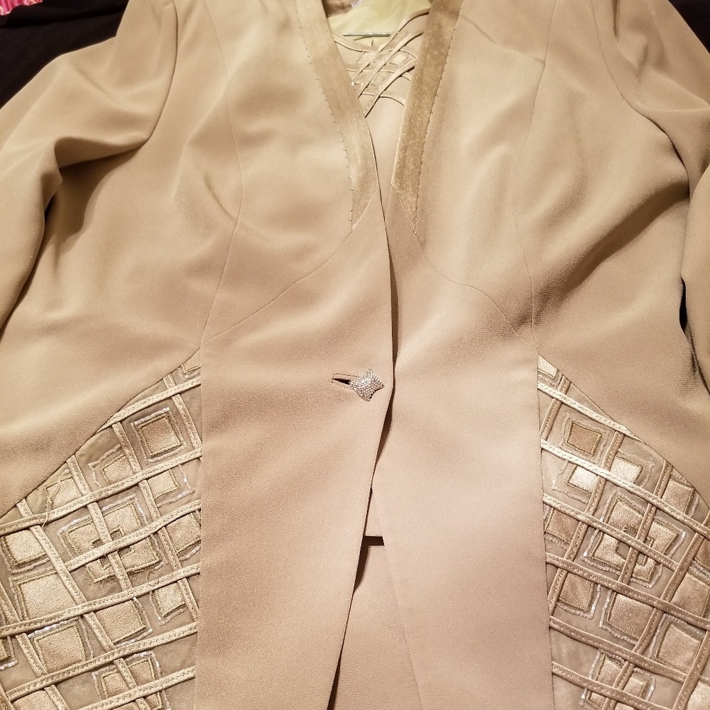 Suit - Picture 2 of 4